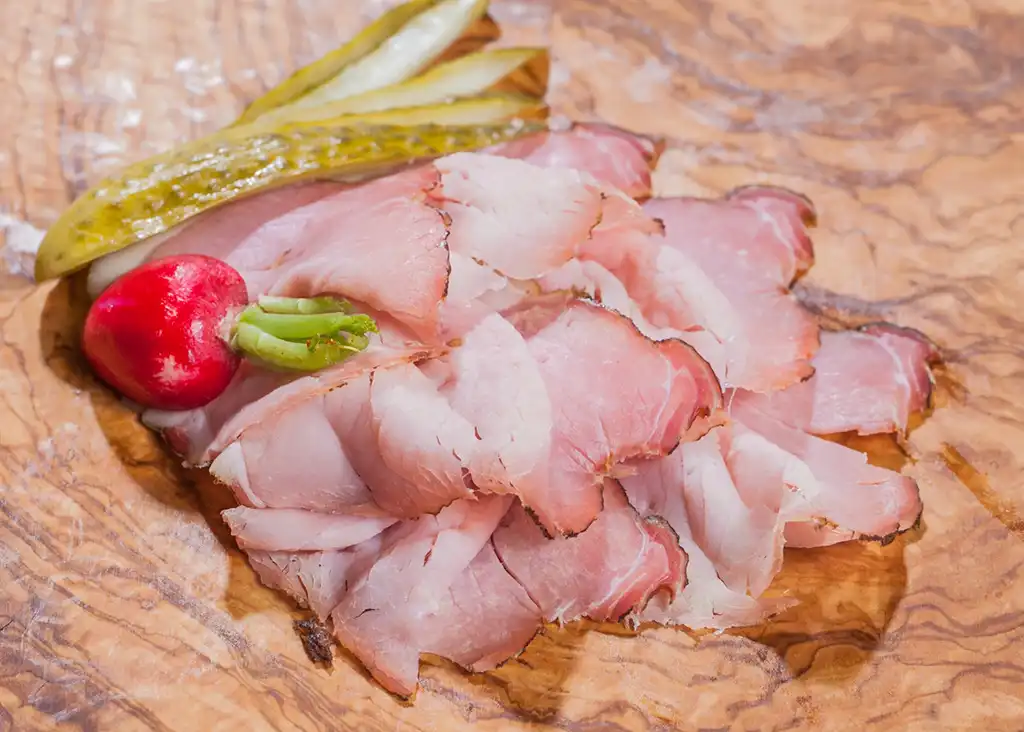 Bauerngeräuchertes Karree geschnitten