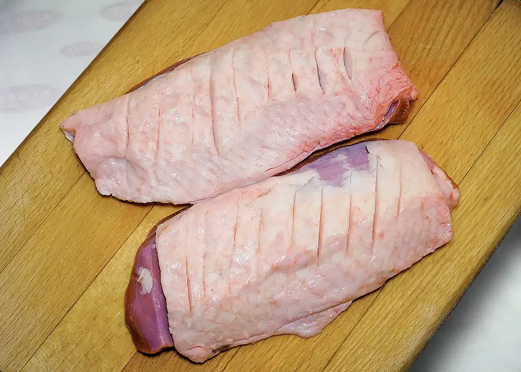 Gänsebrust mit Knochen aus Ungarn