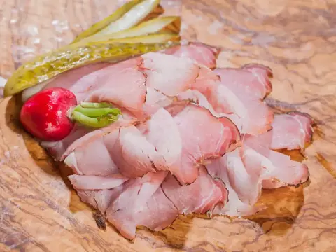 Bauerngeräuchertes Hals geschnitten