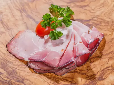 Bauerngeräuchertes Schlegl geschnitten