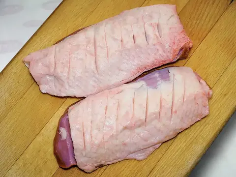 Gänsebrust mit Knochen aus Ungarn