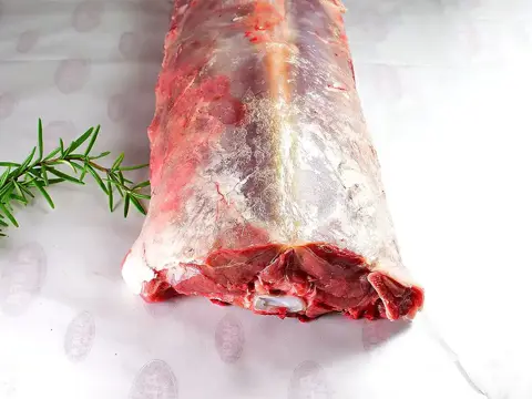 Rehrücken mit Knochen