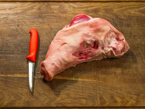 Schweinekopf ohne Backe