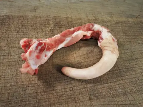 Schweineschwanz mit Knochen