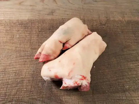 Spitzbein, Sülzhaxe bzw. Schweinepfoten geschnitten