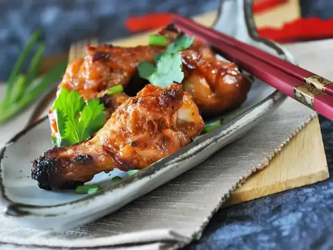 Koreanische Hähnchenkeulen von der Gaskugel
